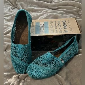 Turquoise lace Toms